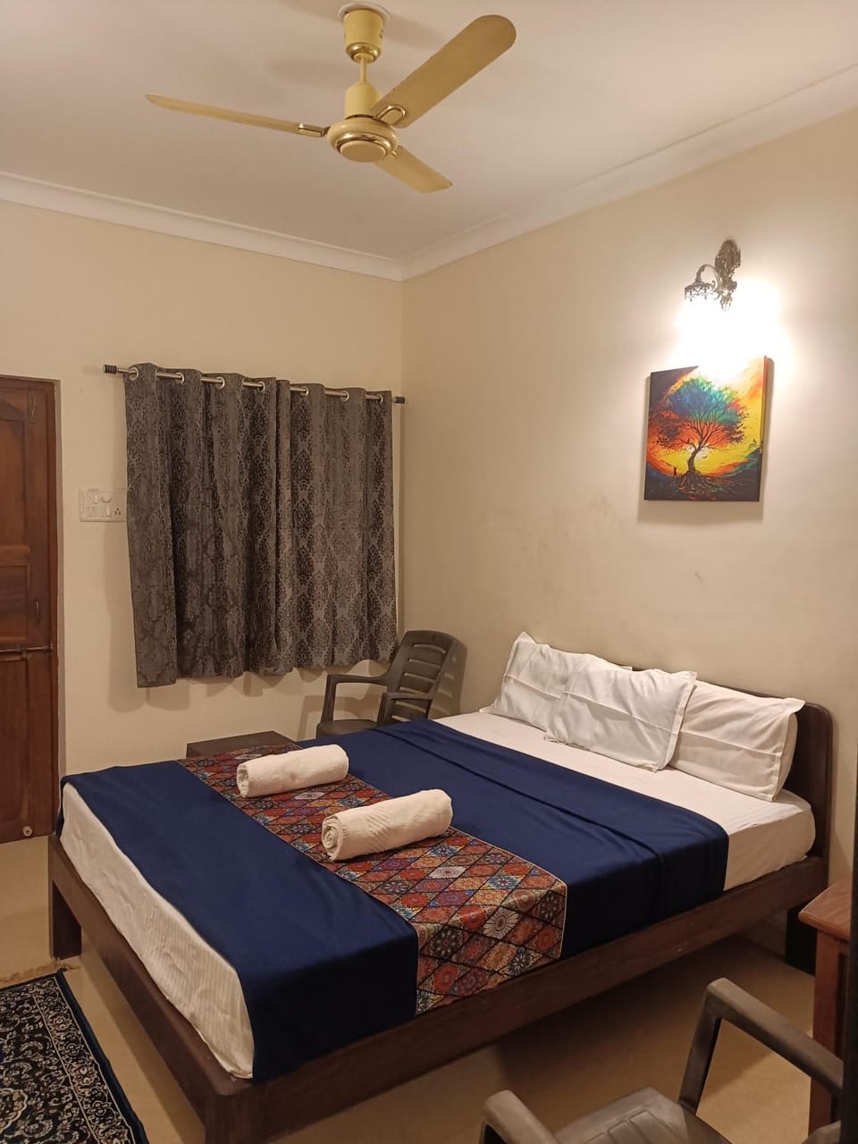 Bed, Photo of the whole room, Bedroom, towels
