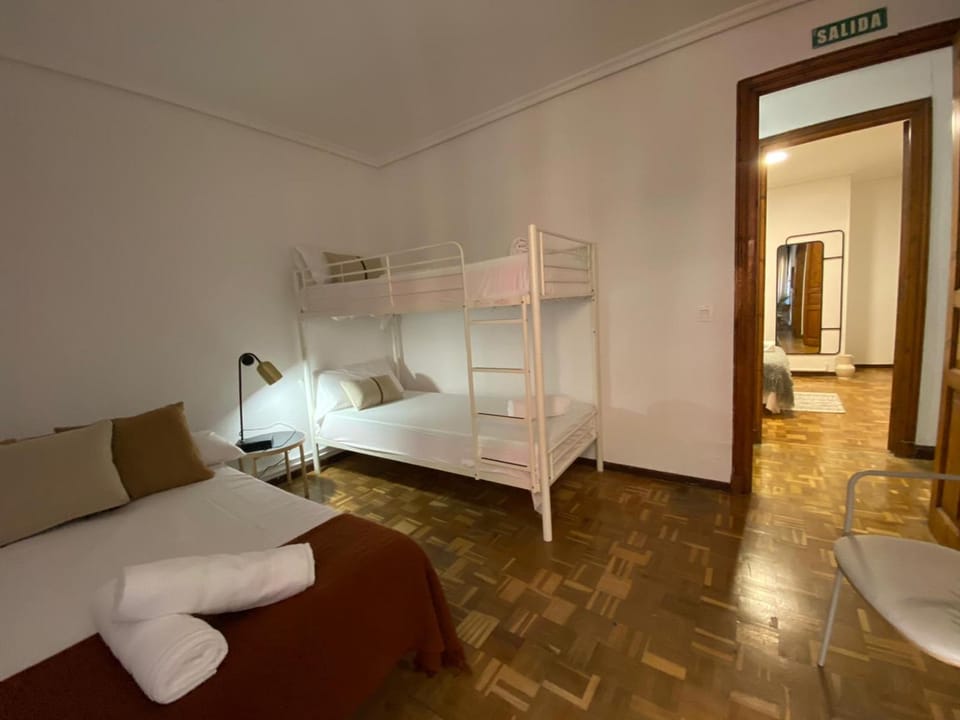 Photo of the whole room, towels