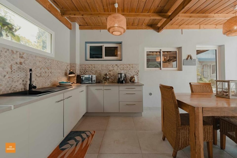 Coffee/tea facilities, Kitchen or kitchenette, Dining area, stove