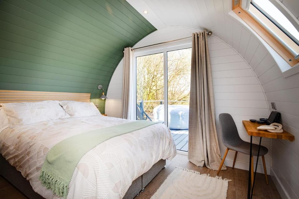 Hot Tub, Bedroom, Lake view