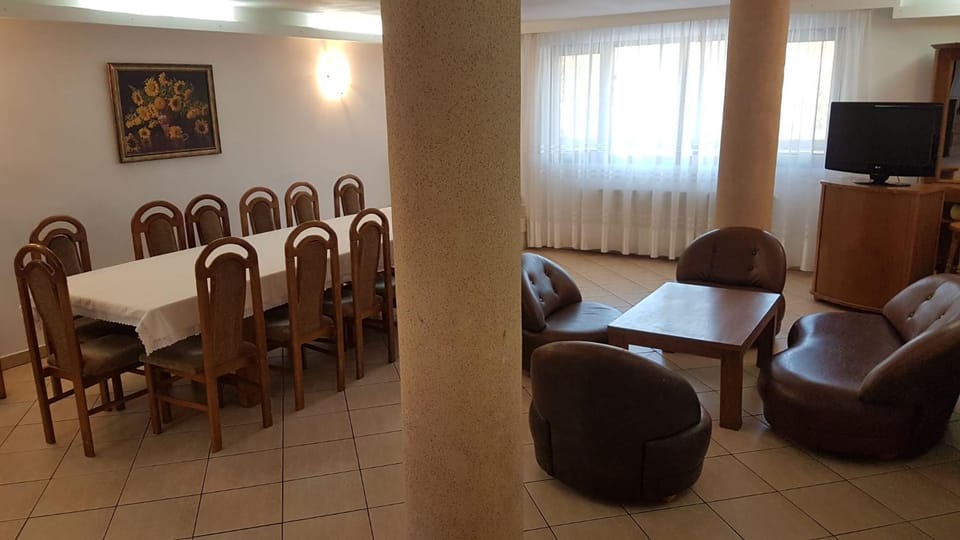 Communal lounge/ TV room, Living room, Dining area
