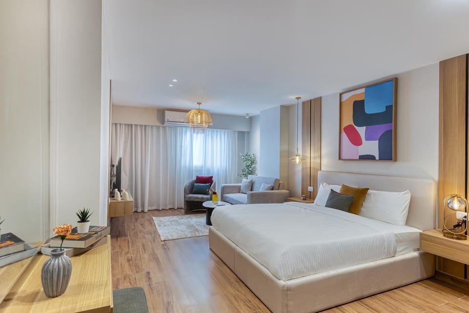 Bed, TV and multimedia, Photo of the whole room, Seating area, Bedroom, hair dresser