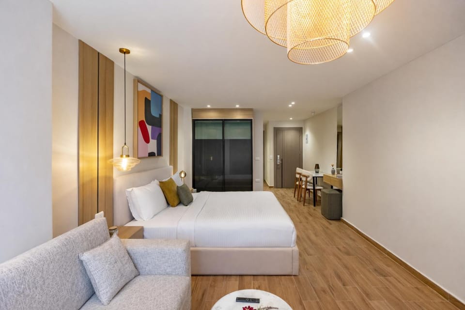 Bed, TV and multimedia, Seating area, Bedroom