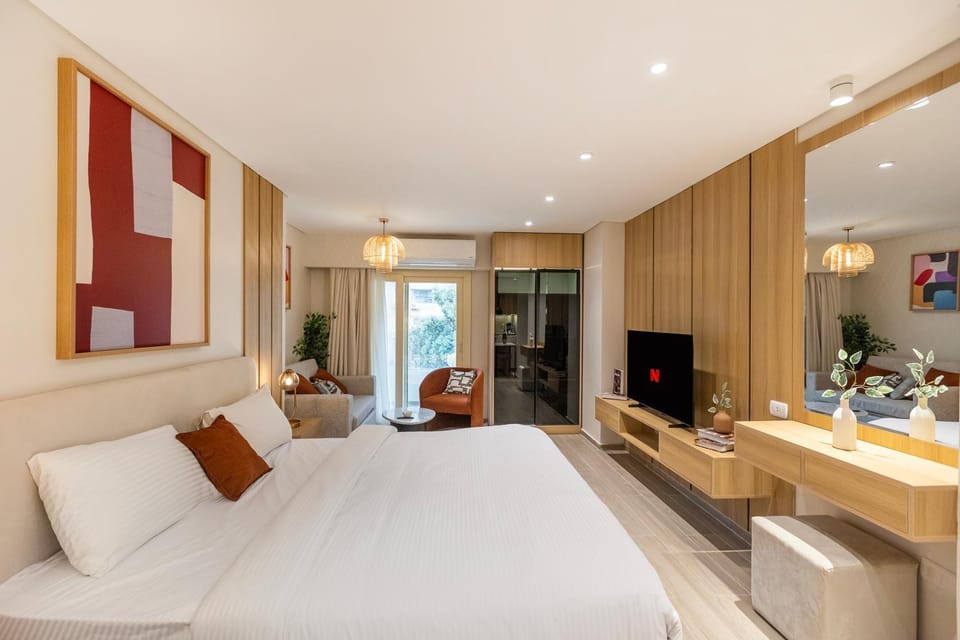 Bed, TV and multimedia, Photo of the whole room, Bedroom