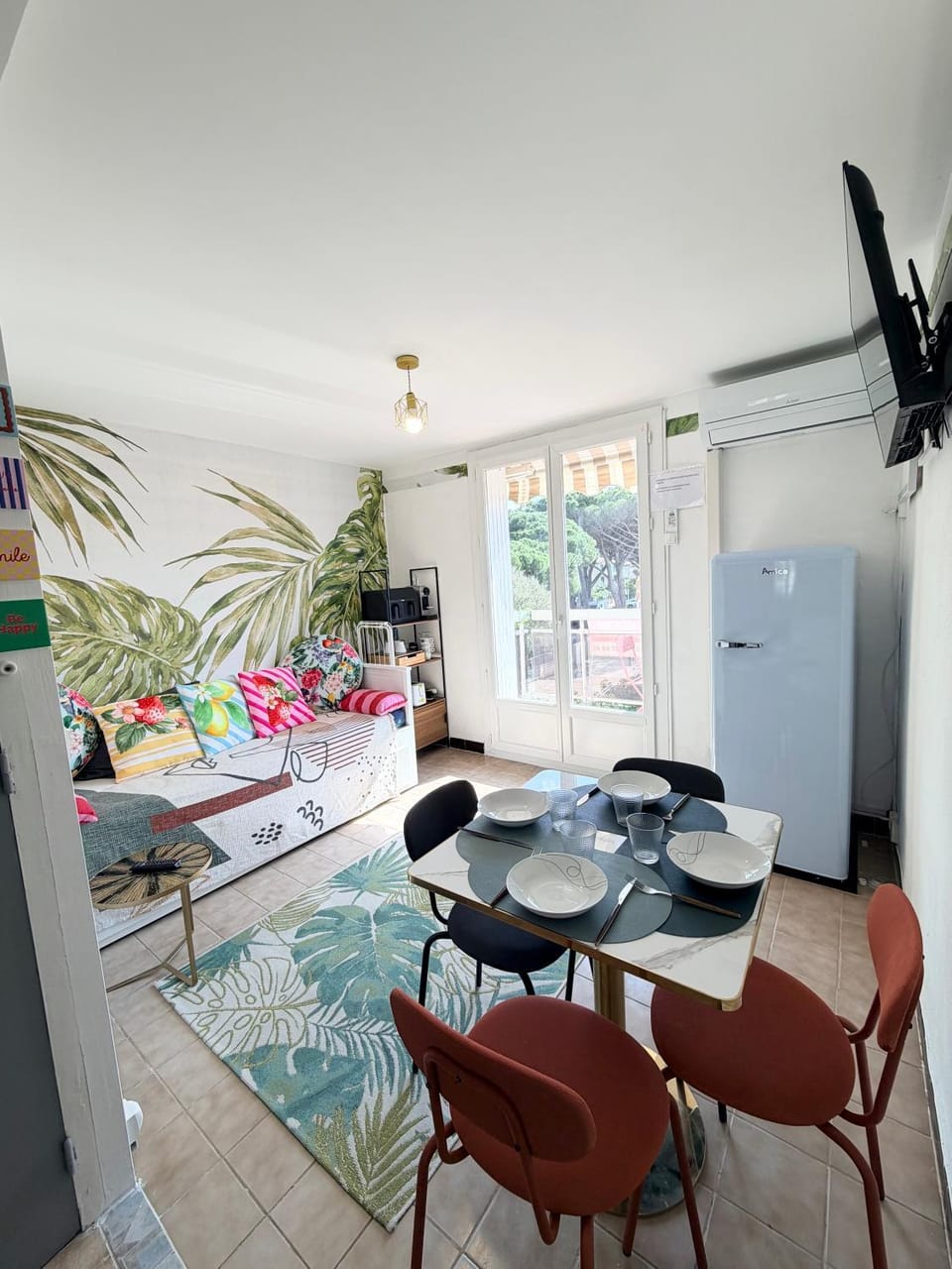 Communal lounge/ TV room, Living room, Seating area, Dining area, Meals, Meals