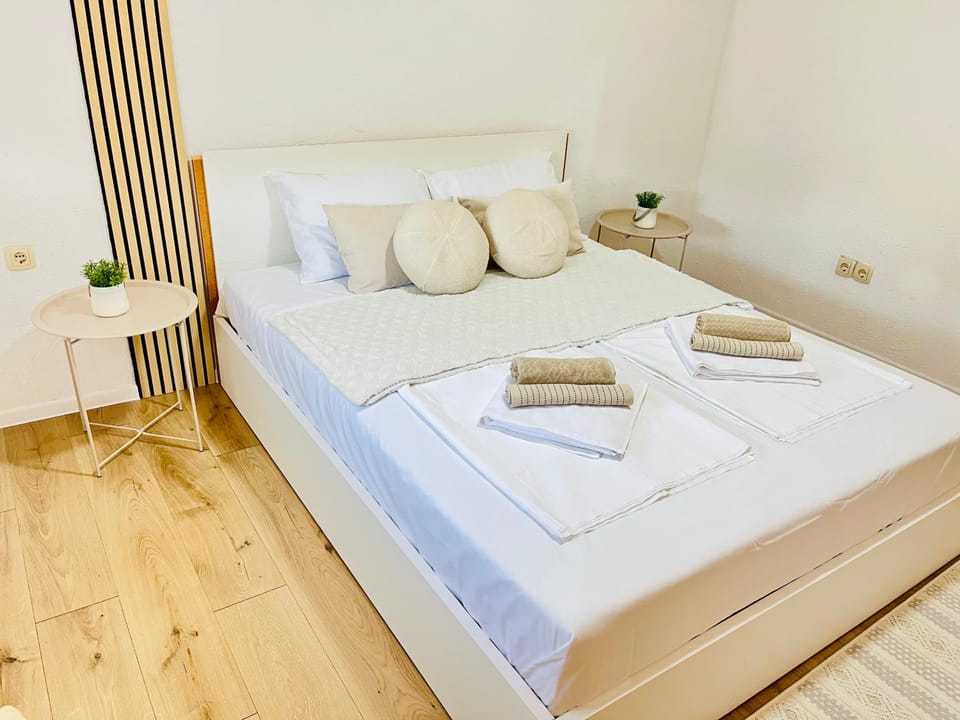 Bed, Photo of the whole room, Bedroom, towels