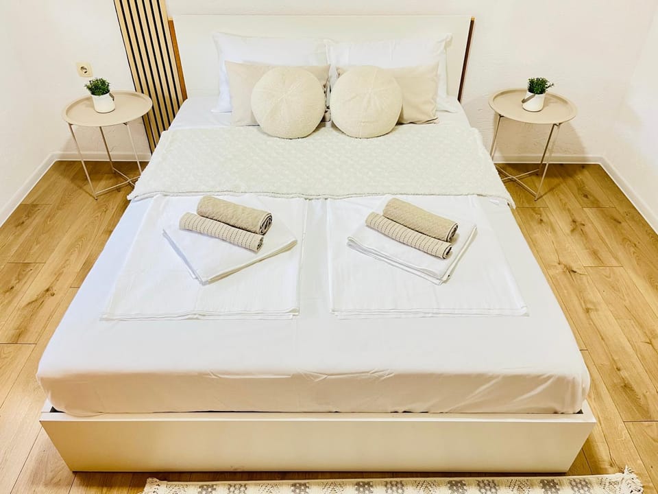 Bed, Photo of the whole room, Decorative detail, Bedroom, towels