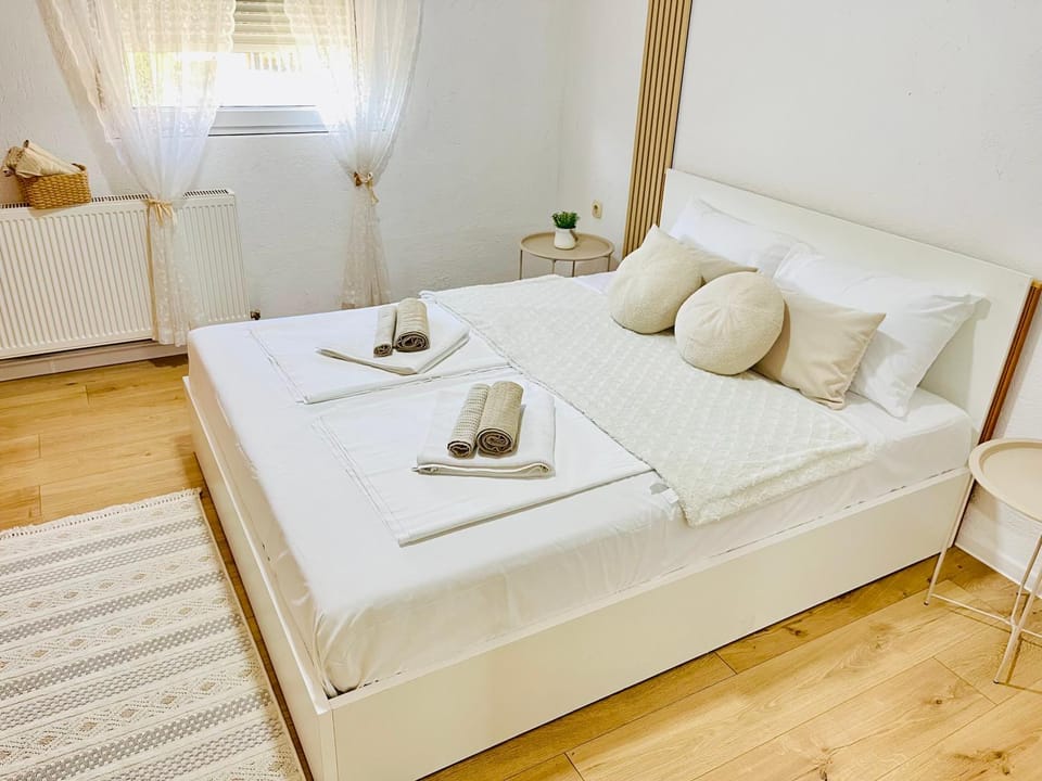 Bed, Photo of the whole room, Decorative detail, Bedroom, Area and facilities, towels