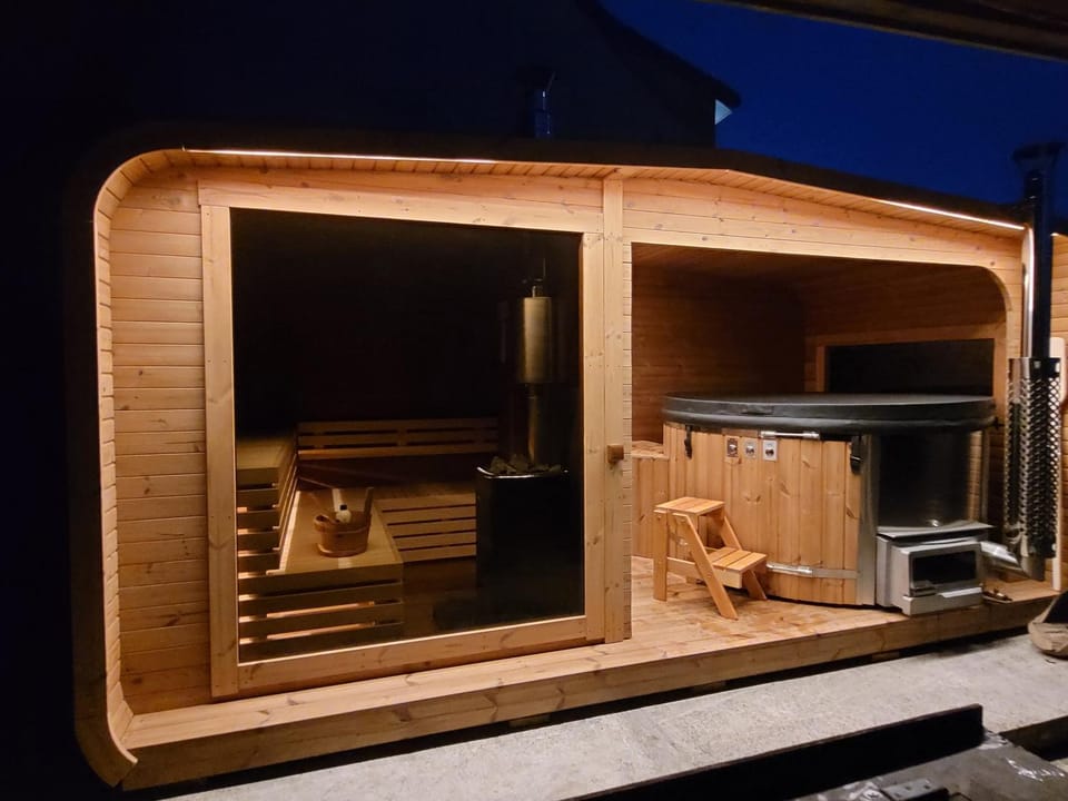 Hot Tub, Sauna, Spa and wellness centre/facilities