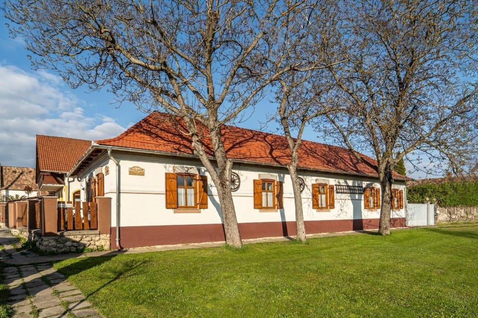 Vénhegyi Levendula Vendégház Mór Apartment in Hungary