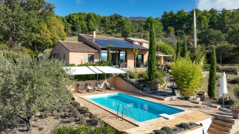 Property building, Swimming pool, sunbed