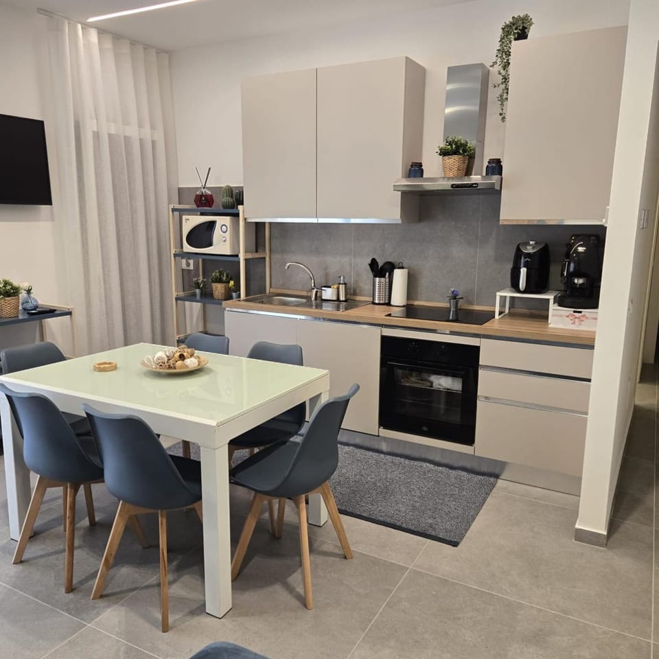 TV and multimedia, Kitchen or kitchenette, Dining area, dishwasher, oven, stove