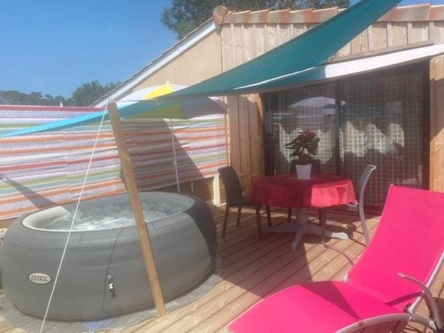 Studio 3 étoiles 20 m2 50 m2 terrasse Chalet in Vendays-Montalivet