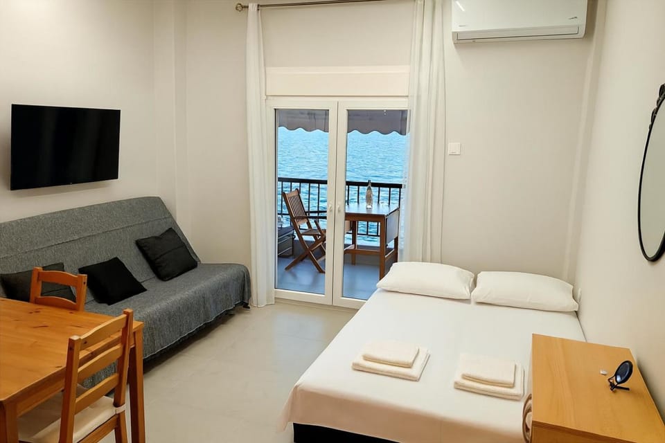 TV and multimedia, Living room, Photo of the whole room, Seating area, air conditioner