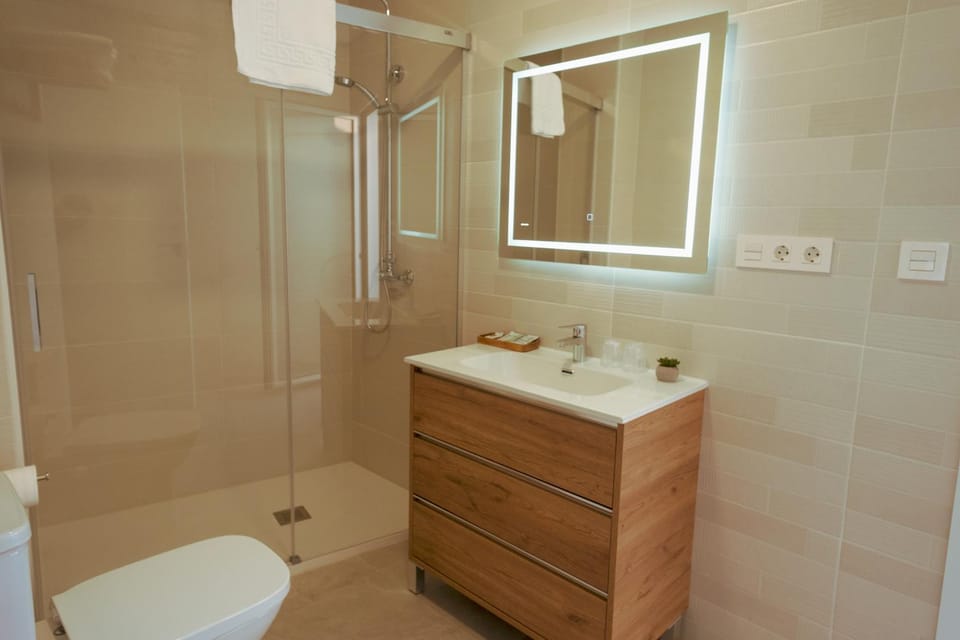 Shower, Toilet, Bathroom, towels