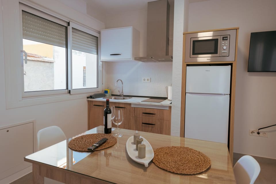 Kitchen or kitchenette, Dining area, microwave, stove