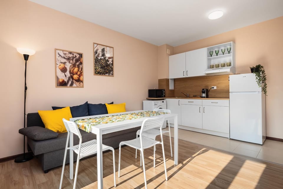 Kitchen or kitchenette, Living room, Seating area, Dining area