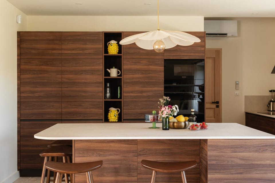 Dining area, Communal kitchen, stove