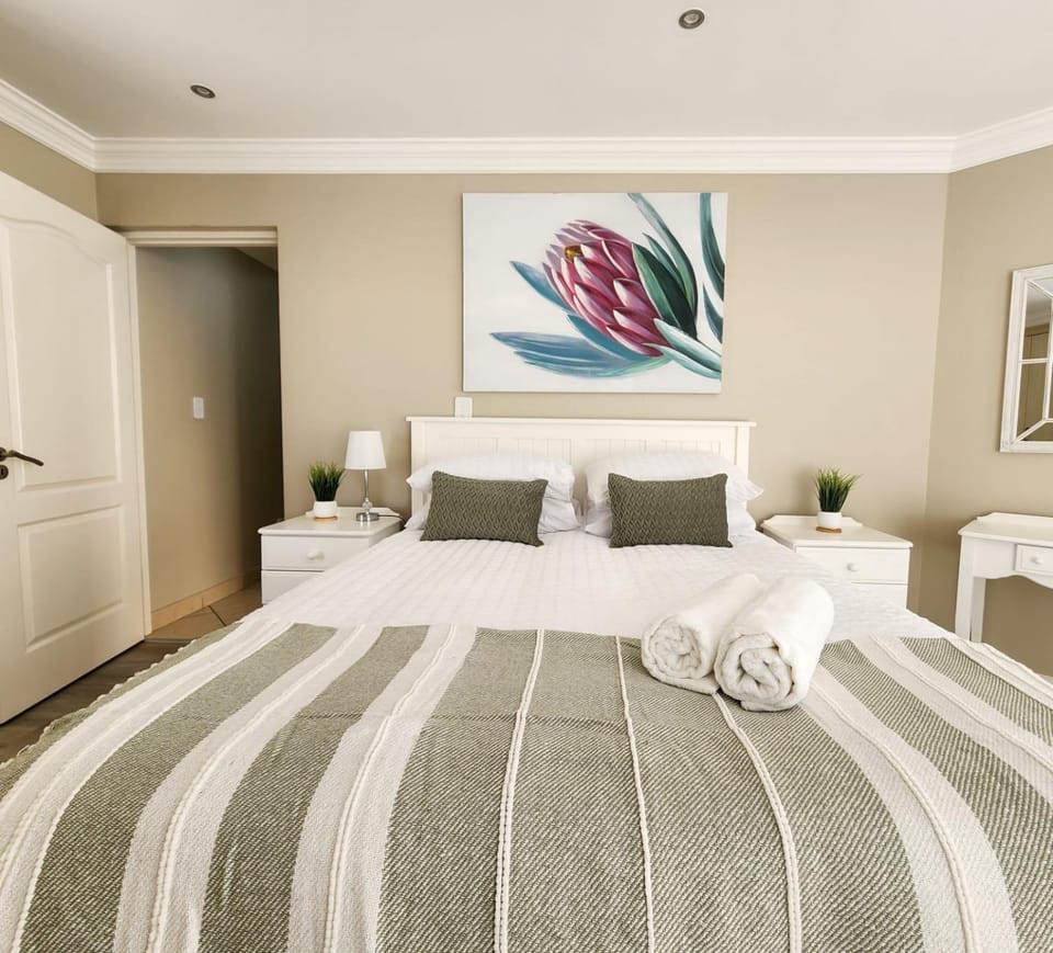 Bed, Decorative detail, Bedroom, towels, wardrobe