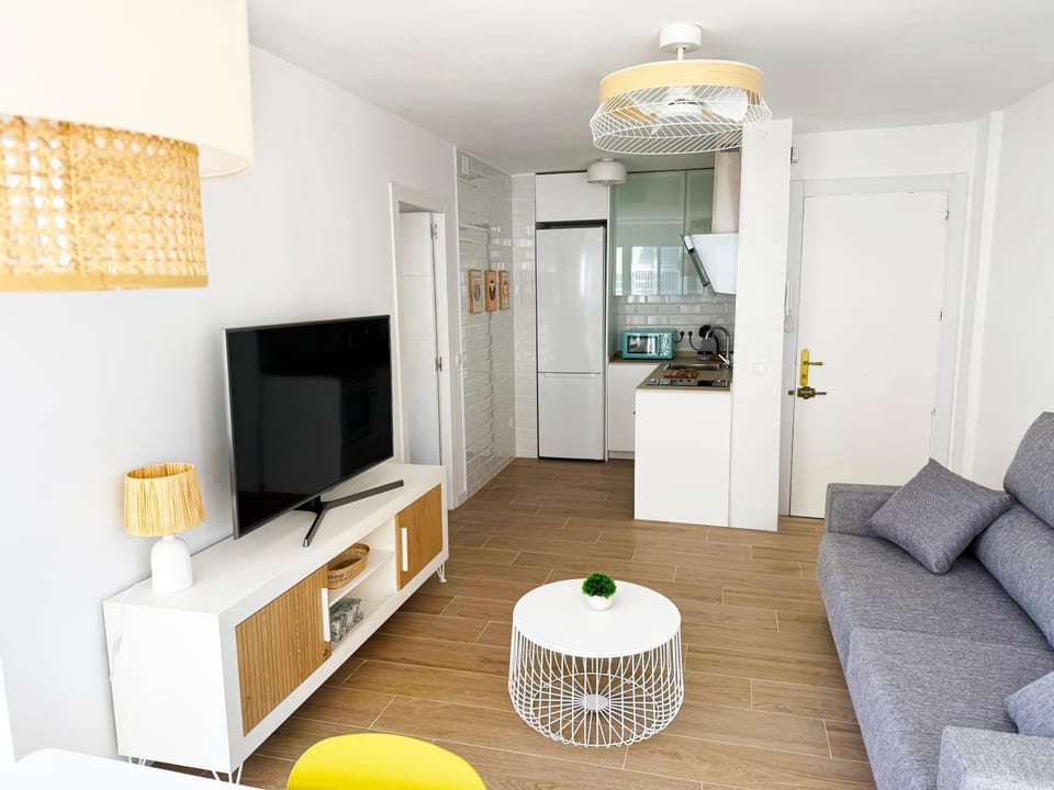 TV and multimedia, Kitchen or kitchenette, Living room, Seating area, oven