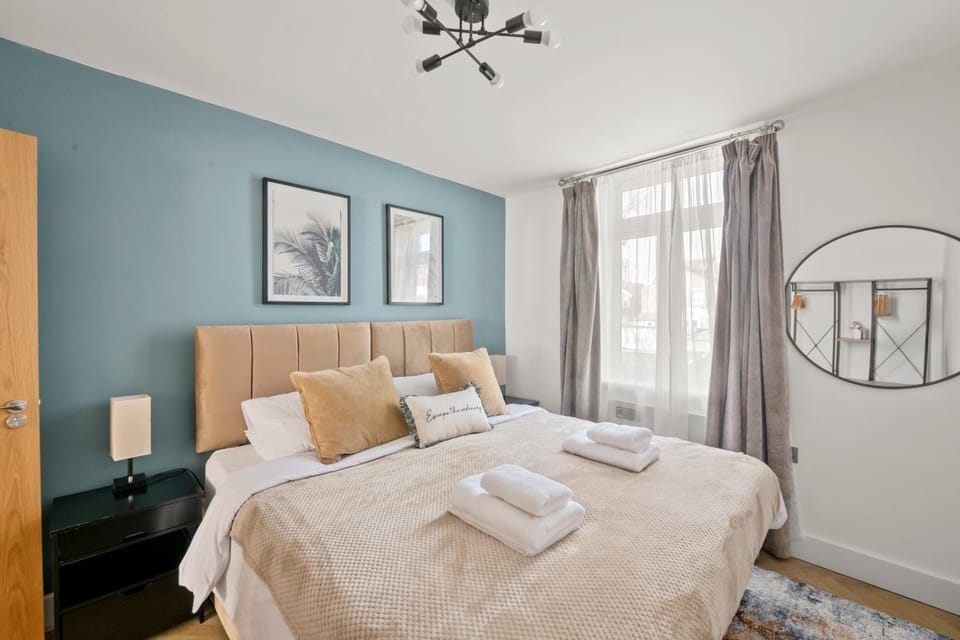 Bed, Photo of the whole room, Bedroom, towels