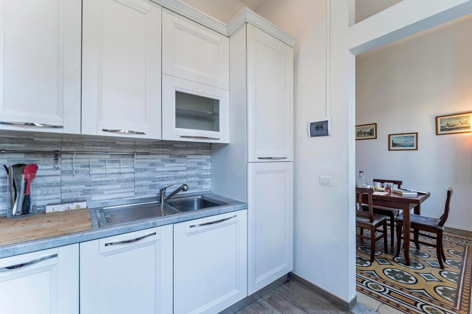 Kitchen or kitchenette, Dining area, stove