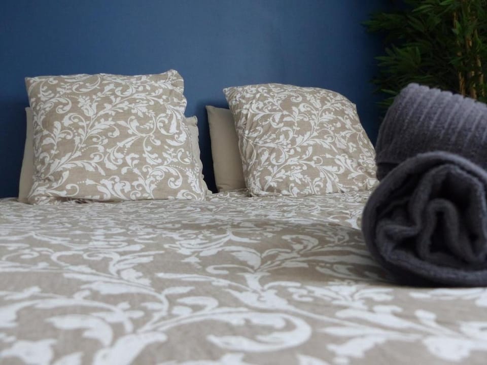 Bed, towels