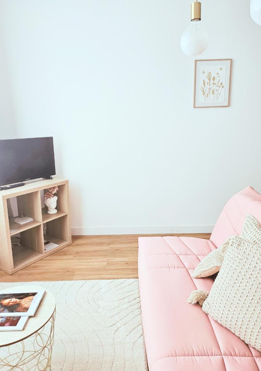 Nearby landmark, TV and multimedia, internet