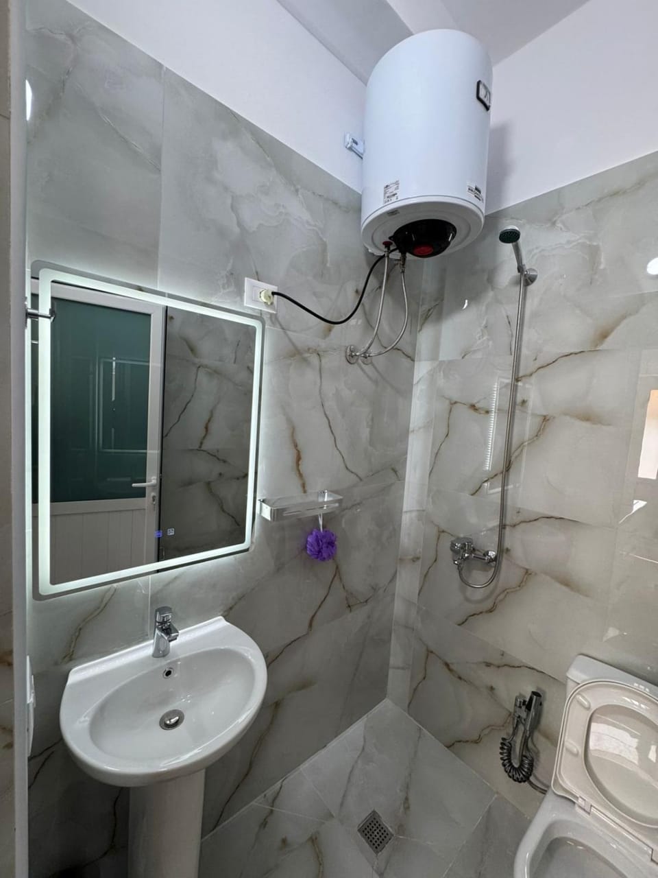 Shower, Toilet, Bathroom, Bath, bidet, towels