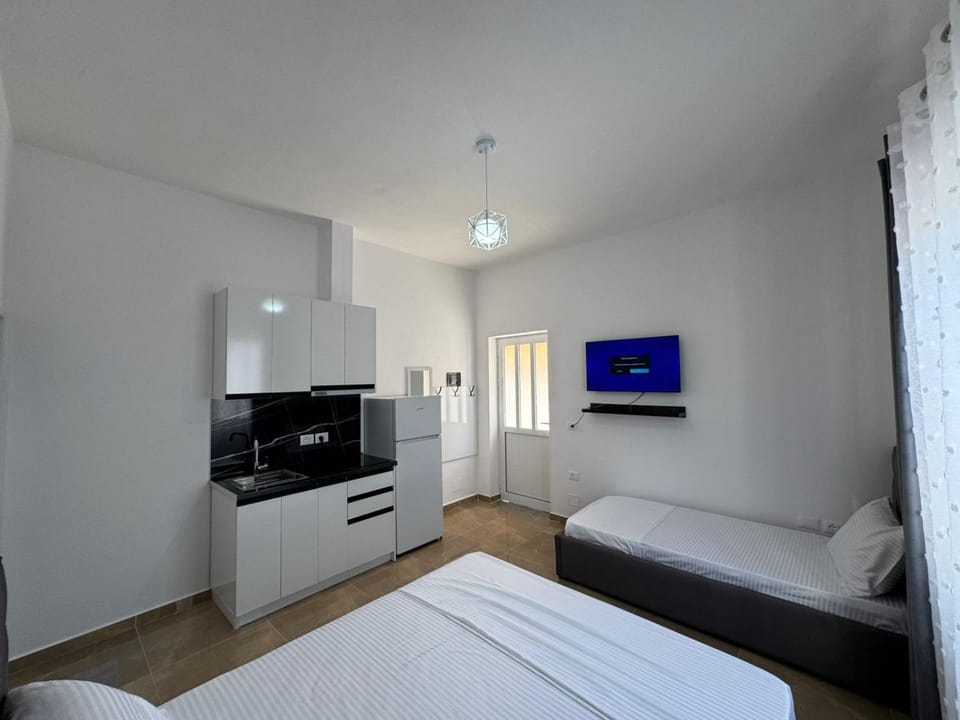Bed, TV and multimedia, Kitchen or kitchenette, Bedroom