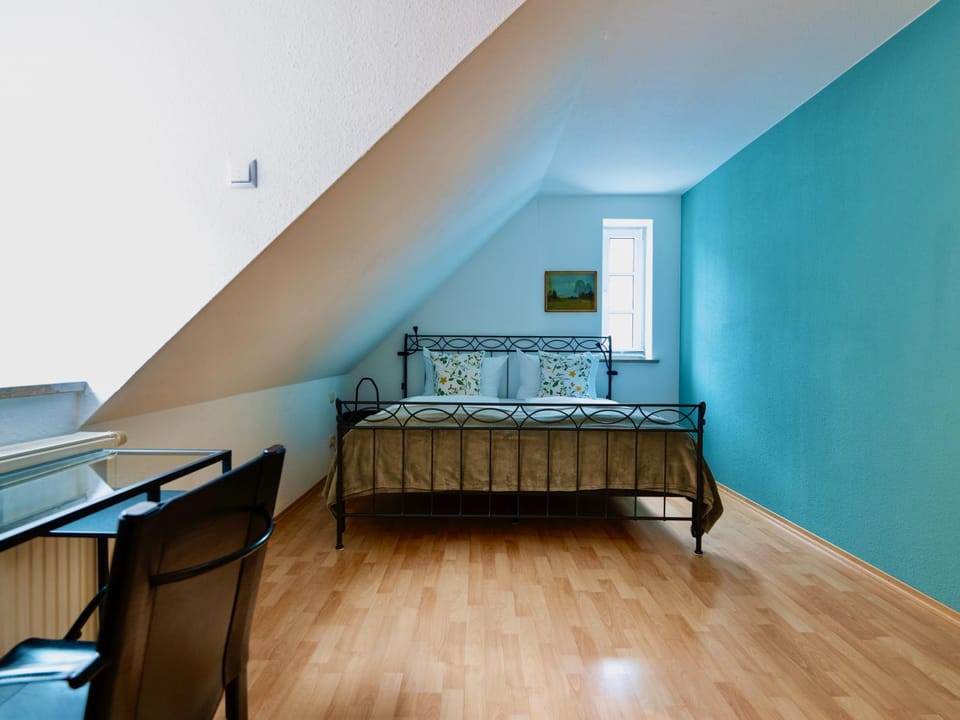 Bed, Photo of the whole room, Seating area, Bedroom