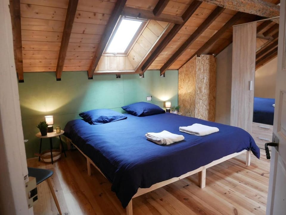 Bed, Bedroom, towels