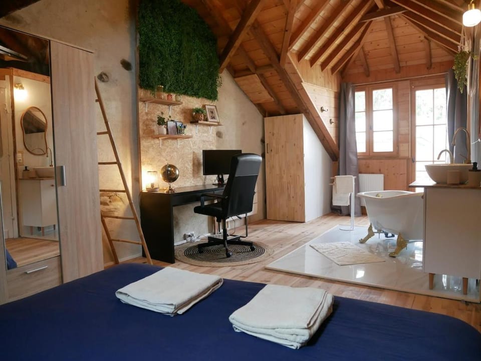 Bed, Seating area, Bedroom, towels
