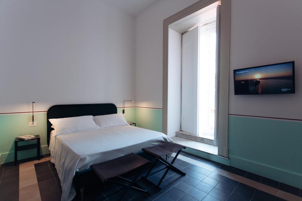 Bed, TV and multimedia, Photo of the whole room, Bedroom