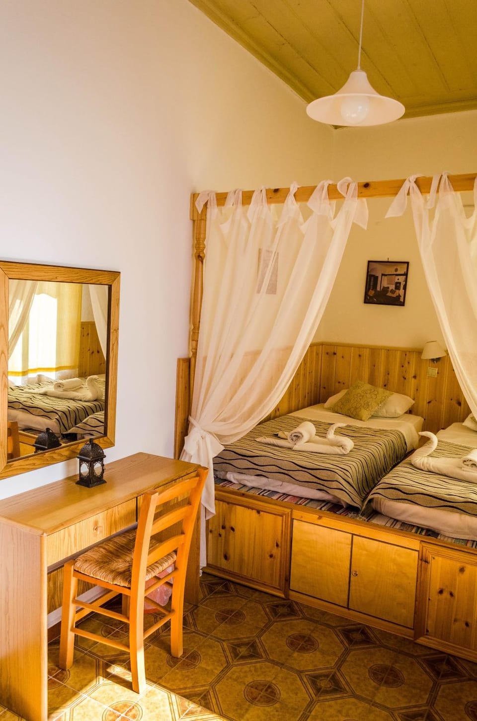 Photo of the whole room, Decorative detail