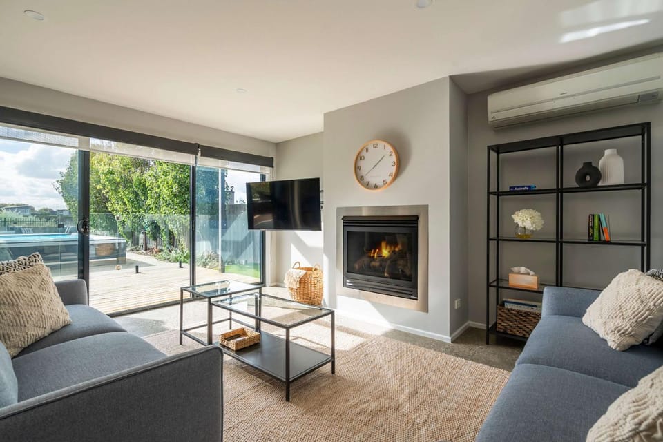 TV and multimedia, Living room, fireplace