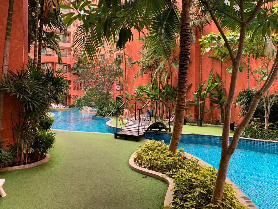 Day, Swimming pool