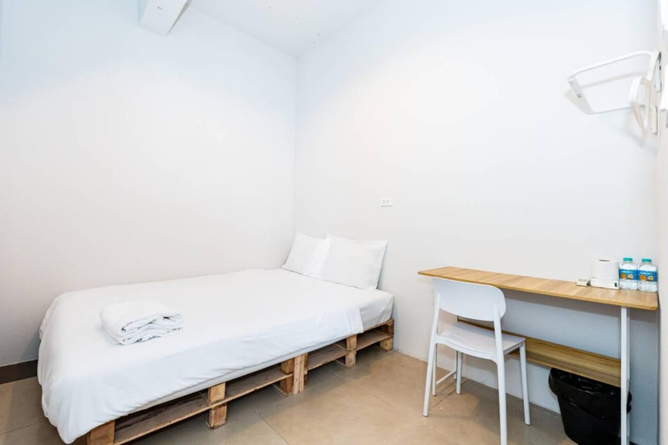 Photo of the whole room, Bedroom, air conditioner