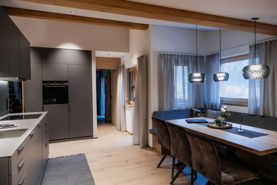 Kitchen or kitchenette, Dining area, oven, stove