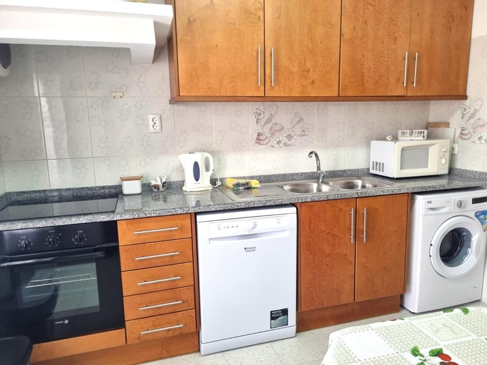 Coffee/tea facilities, Kitchen or kitchenette, dishwasher, microwave, oven, stove, toaster, washing machine, kitchen