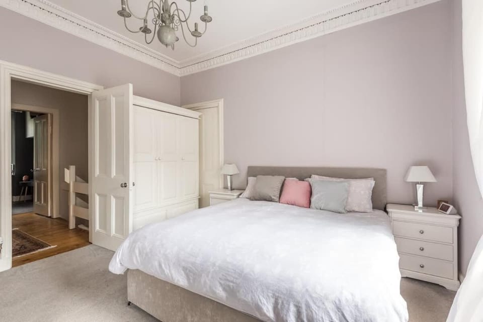 Modern Holyrood Family Retreat House in Edinburgh