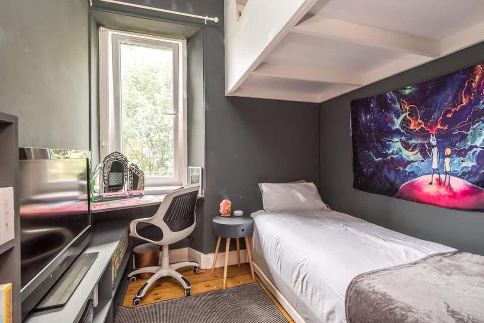 Modern Holyrood Family Retreat House in Edinburgh