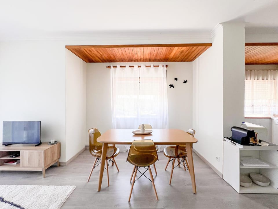 TV and multimedia, Kitchen or kitchenette, Living room, Seating area, Dining area