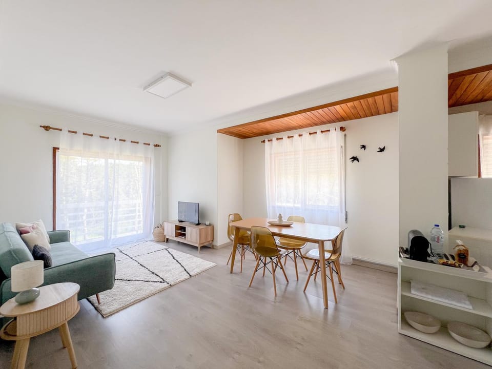 TV and multimedia, Kitchen or kitchenette, Living room, Seating area, Dining area