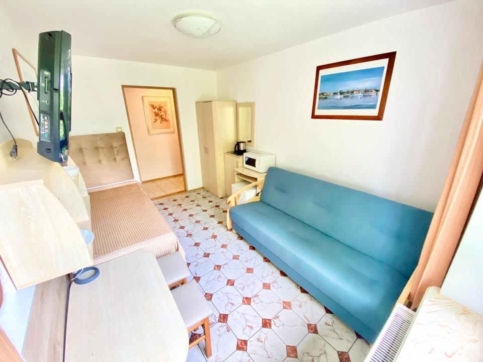 Bed, TV and multimedia, Living room, Photo of the whole room, Seating area, Bedroom