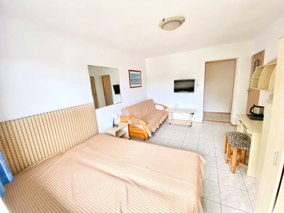 Bed, TV and multimedia, Living room, Photo of the whole room, Seating area, Bedroom