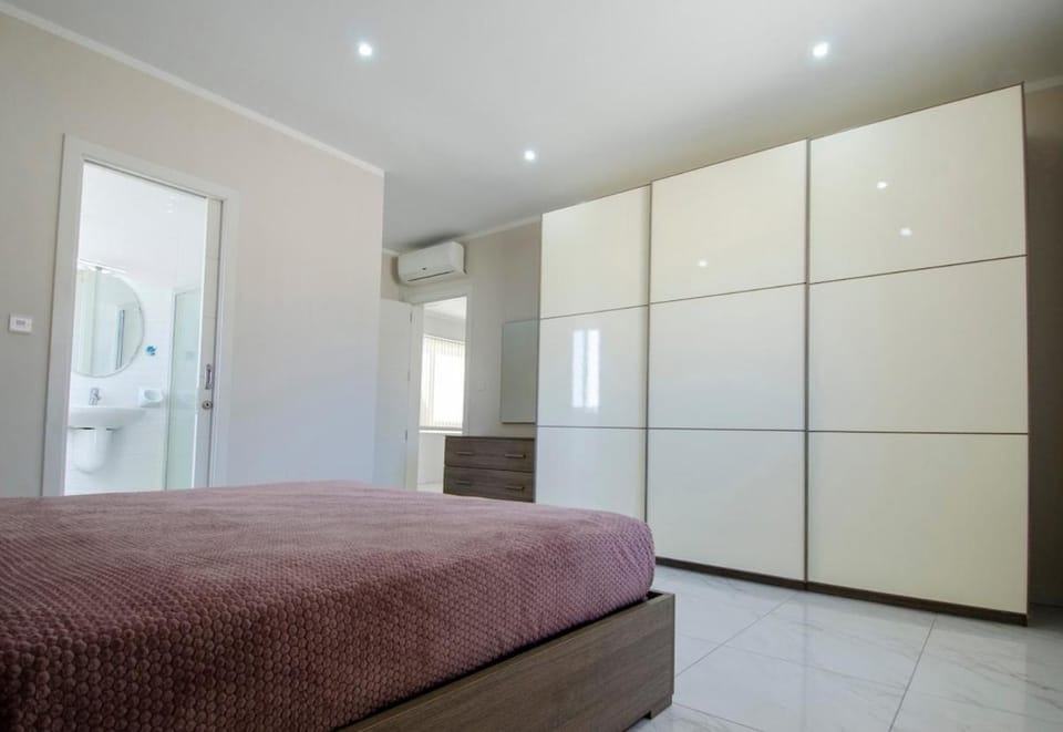 Bed, Bedroom, wardrobe, air conditioner