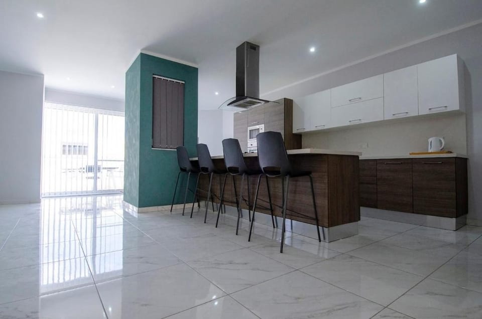Kitchen or kitchenette, Seating area, Dining area, stove