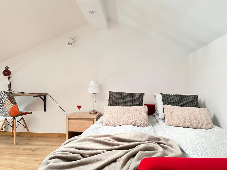 Bed, Photo of the whole room, Seating area, Bedroom
