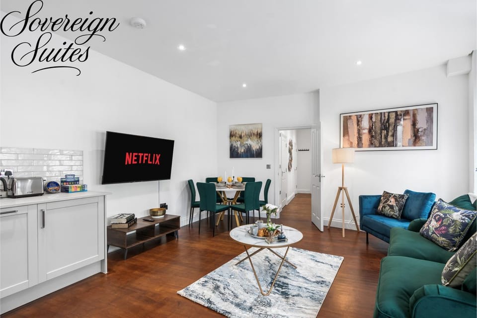 TV and multimedia, Kitchen or kitchenette, Living room, Seating area